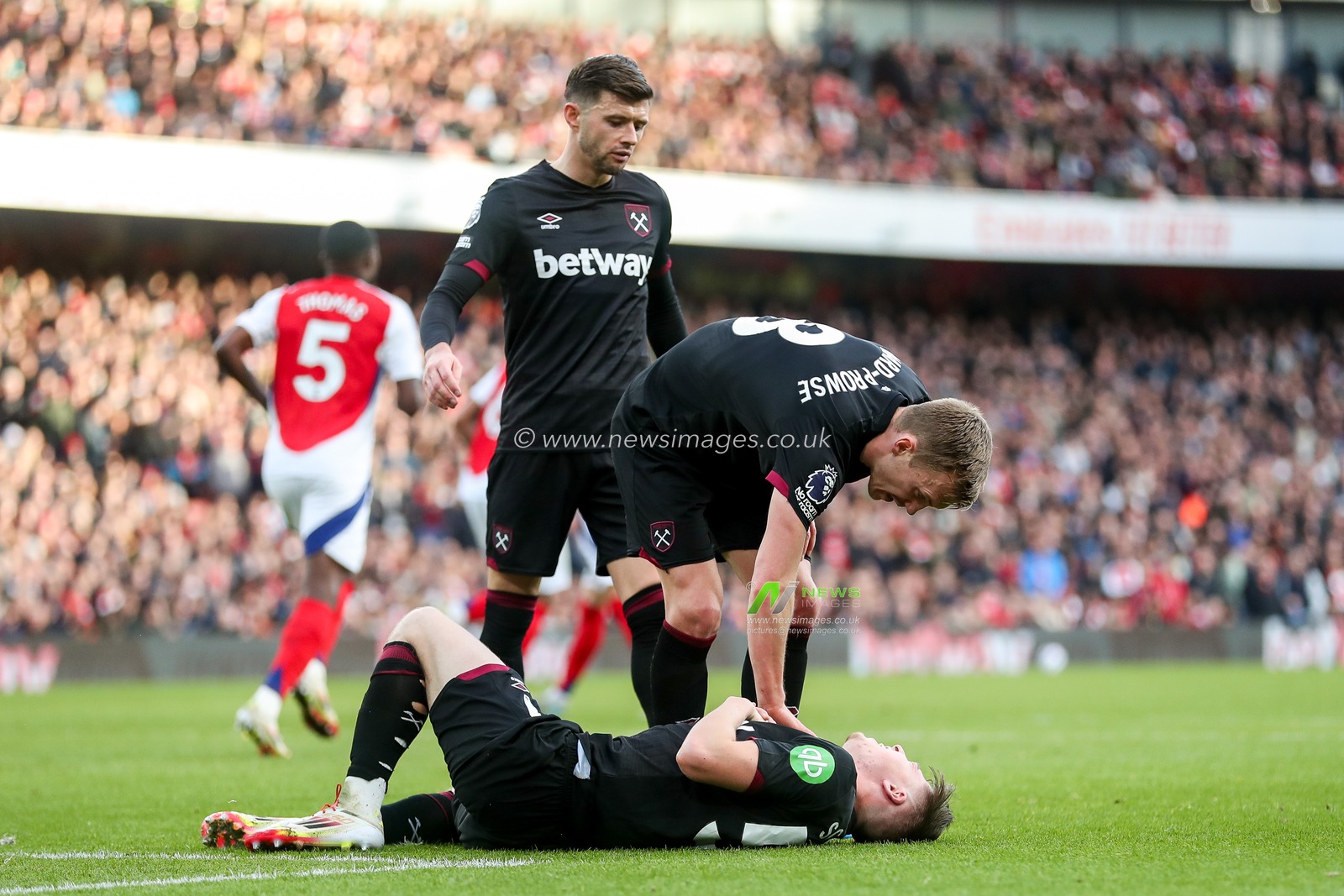 Ollie Scarles of West Ham United goes down with injury during the Premier League match Arsenal vs West Ham United at Emirates Stadium, London, United Kingdom, 22nd February 2025

(Photo by Izzy Poles/News Images)