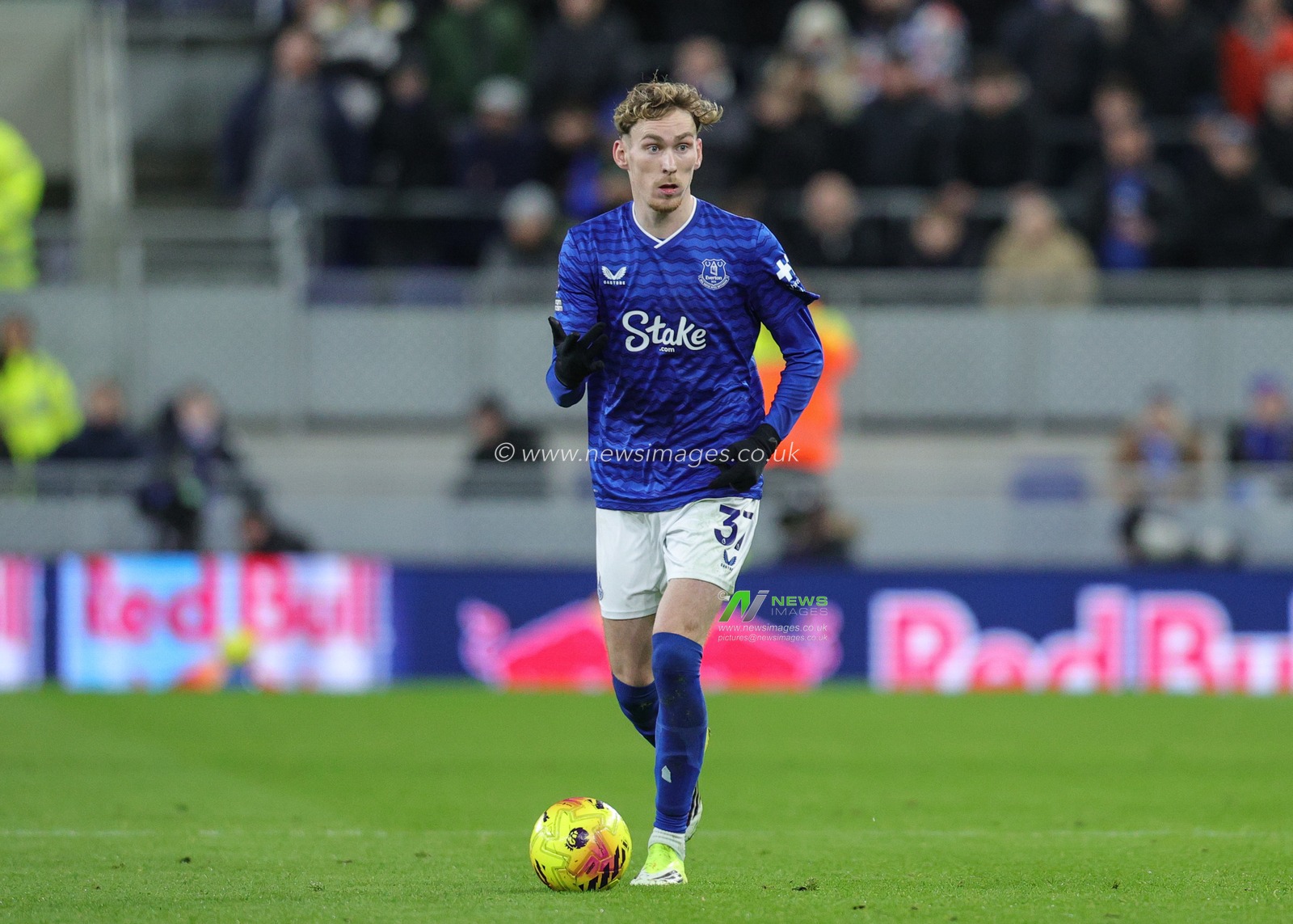 James Garner of Everton with the ball during the Premier League match Everton vs Wolverhampton Wanderers at Hill Dickinson Stadium, Liverpool, United Kingdom, 7th January 2026

(Photo by Richard Bierton/News Images)

*** GER AUT SUI OUT ***