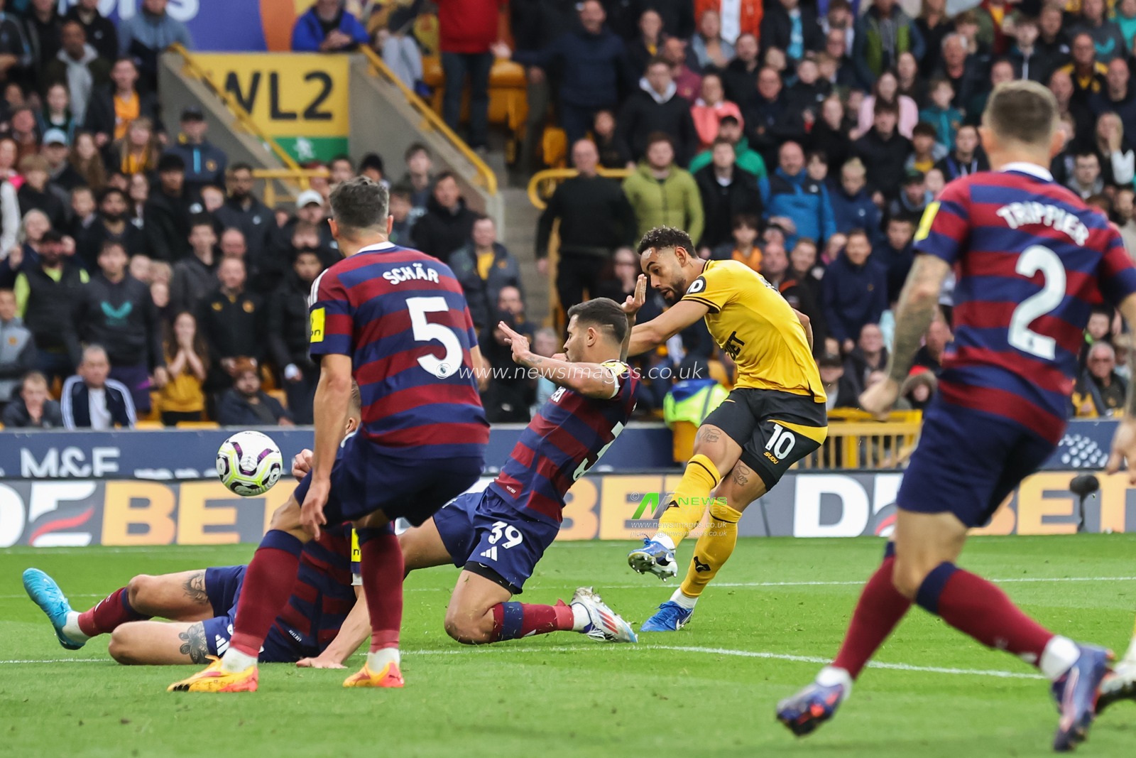 Matheus Cunha of Wolverhampton Wanderers shoots on goal during the Premier League match Wolverhampton Wanderers vs Newcastle United at Molineux, Wolverhampton, United Kingdom, 15th September 2024

(Photo by Alfie Cosgrove/News Images)