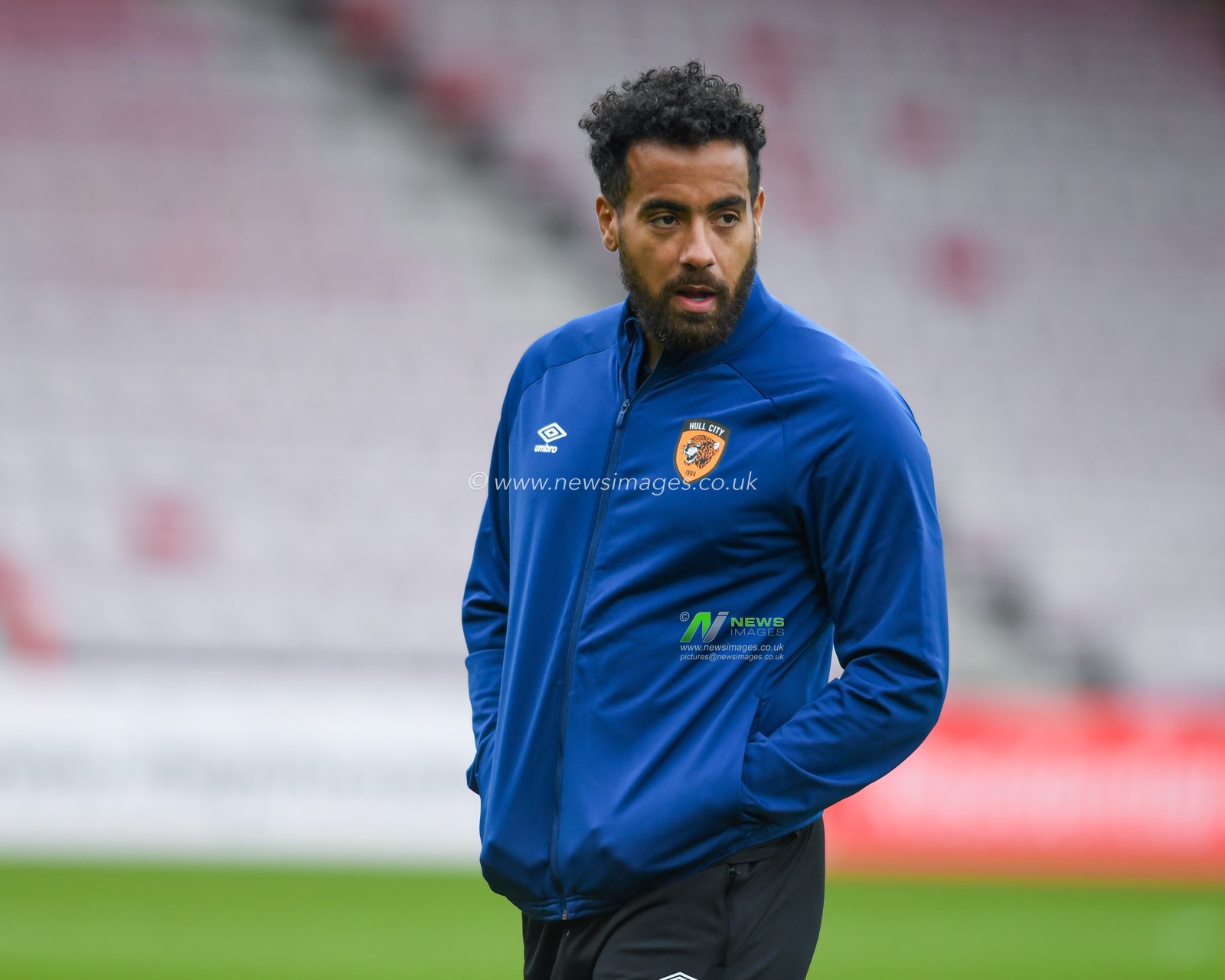 Tom Huddlestone #23 of Hull City arrives at the Vitality Stadium for the game against AFC Bournemouth