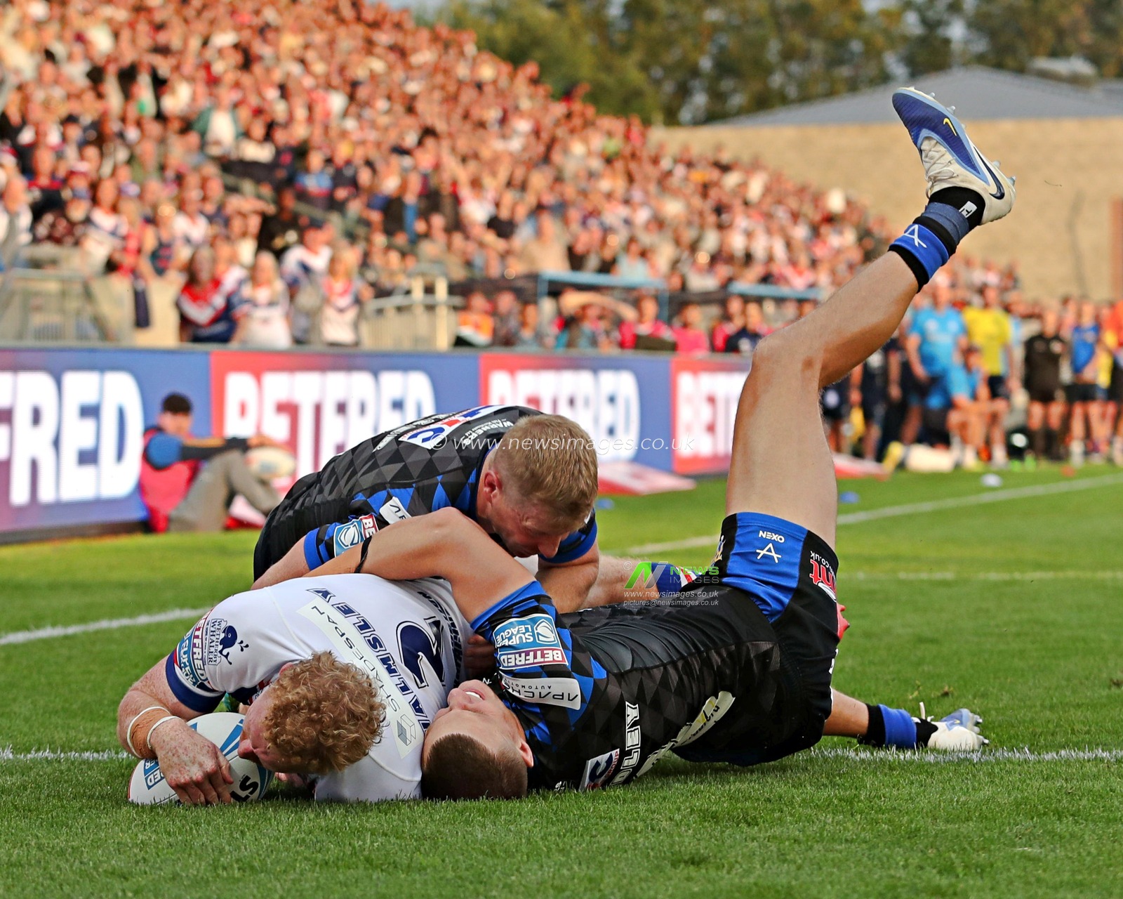 Lachlan Walmsley of Wakefield Trinity scores a try during the Betfred Super League round 20 match Wakefield Trinity vs Leeds Rhinos at DIY Kitchens Stadium, Wakefield, United Kingdom, 24th July 2025(Photo by Sam Eaden/News Images)