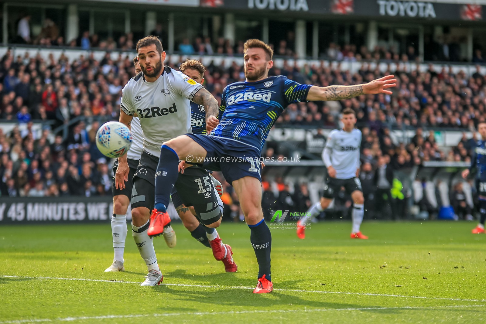 11th May 2019, Pride Park, Derby, England; Sky Bet Championship Play-offs Semi-Final 1st leg, Derby County vs Leeds United ; 

Stuart Dallas (15) of Leeds Utd fails to make contact at the near post

Credit: Craig Milner/News Images 

English Football League images are subject to DataCo Licence