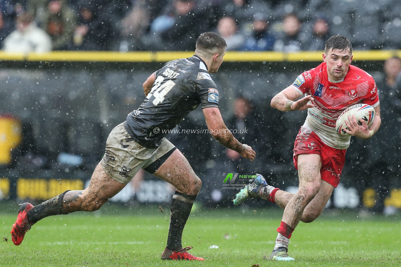 Lewis Dodd (7) of St Helens looks to get away from Cameron Scott (24) of Hull FC