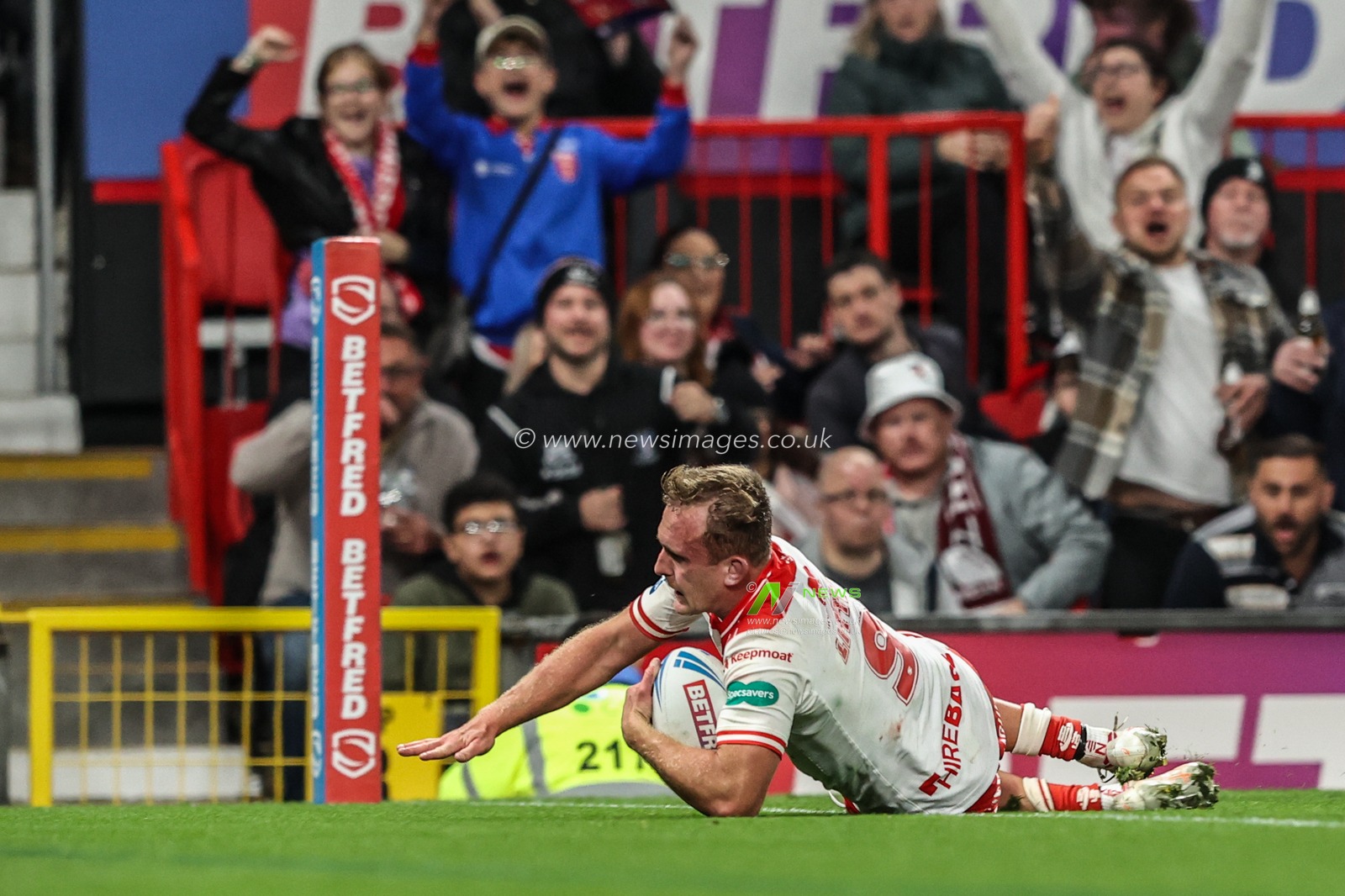Jez Litten of Hull KR goes over for a try making it 16-6 during the 2025 Betfred Super League Grand Final Hull KR v Wigan Warriors at Old Trafford, Manchester, United Kingdom, 11th October 2025

(Photo by Alfie Cosgrove/News Images)
