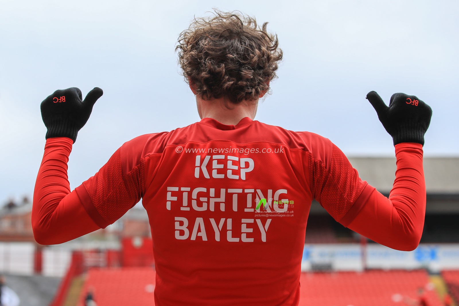 Callum Styles #4 of Barnsley with his thumbs pointing to the back of his shirt with the message â€œKEEP FIGHTING BAYLEYâ€ 

#KeepFightingBayley #OnceARedAlwaysARed