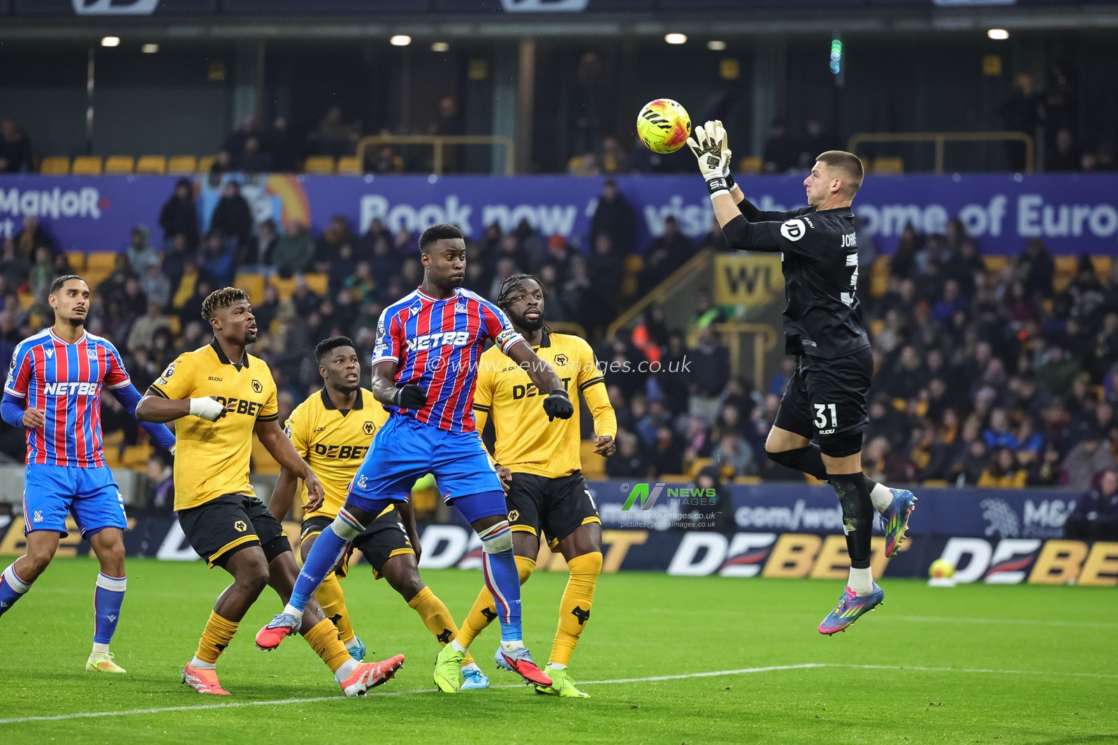 Wolverhampton Wanderers goalkeeper Sam Johnstone collects the crossed ball during the Premier League match Wolverhampton Wanderers vs Crystal Palace at Molineux, Wolverhampton, United Kingdom, 22nd November 2025

(Photo by Mark Cosgrove/News Images)

*** GER AUT SUI OUT ***