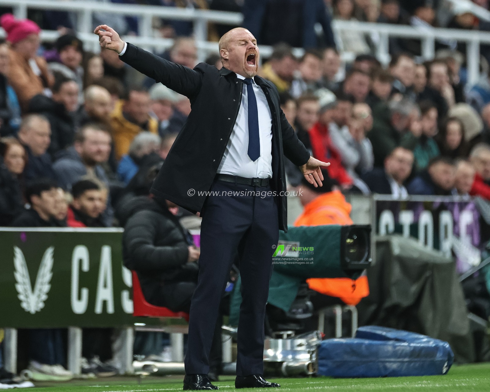 Sean Dyche manager of Everton reacts in the technical area during the Premier League match Newcastle United vs Everton at St. James's Park, Newcastle, United Kingdom, 2nd April 2024

(Photo by Mark Cosgrove/News Images)
