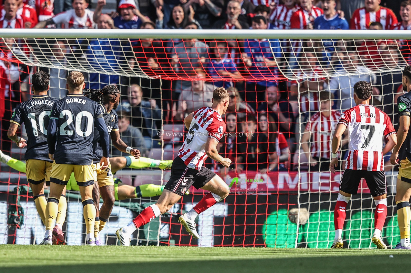 Daniel Ballard of Sunderland celebrates his goal to make it 2-0 during the Premier League match Sunderland vs West Ham United at Stadium Of Light, Sunderland, United Kingdom, 16th August 2025

(Photo by Alfie Cosgrove/News Images)