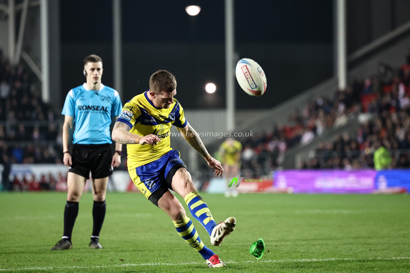 Marc Sneyd of Warrington Wolves converts for a goal during the Betfred Super League Round 5 match St Helens vs Warrington Wolves at Totally Wicked Stadium, St Helens, United Kingdom, 21st March 2025

(Photo by Mark Cosgrove/News Images)
