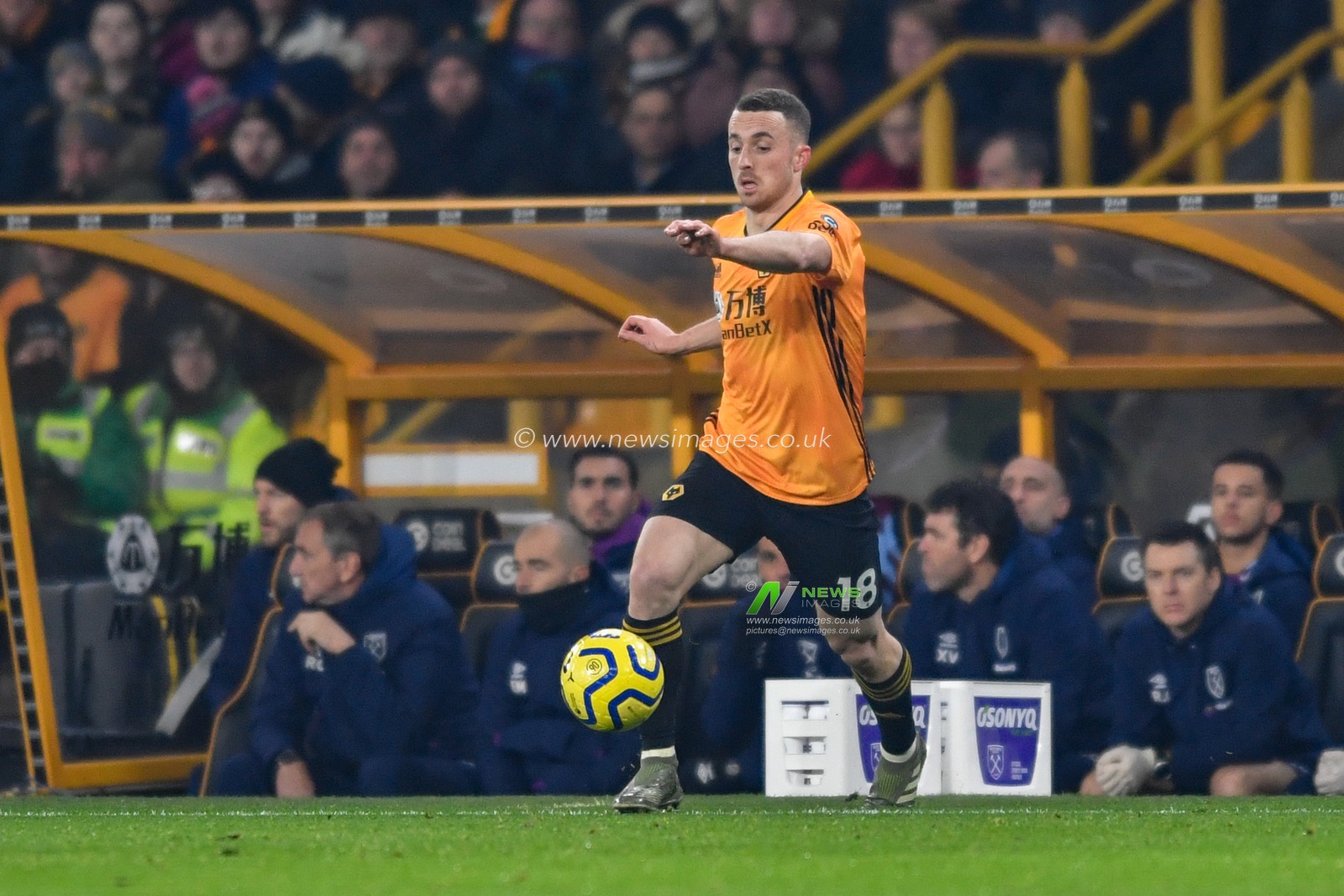 4th December 2019, Molineux, Wolverhampton, England; Premier League, Wolverhampton Wanderers v West Ham United : Diogo Jota (18) of Wolverhampton Wanderers plays the ball in the middle of the park 

Credit: Simon Whitehead/News Images
