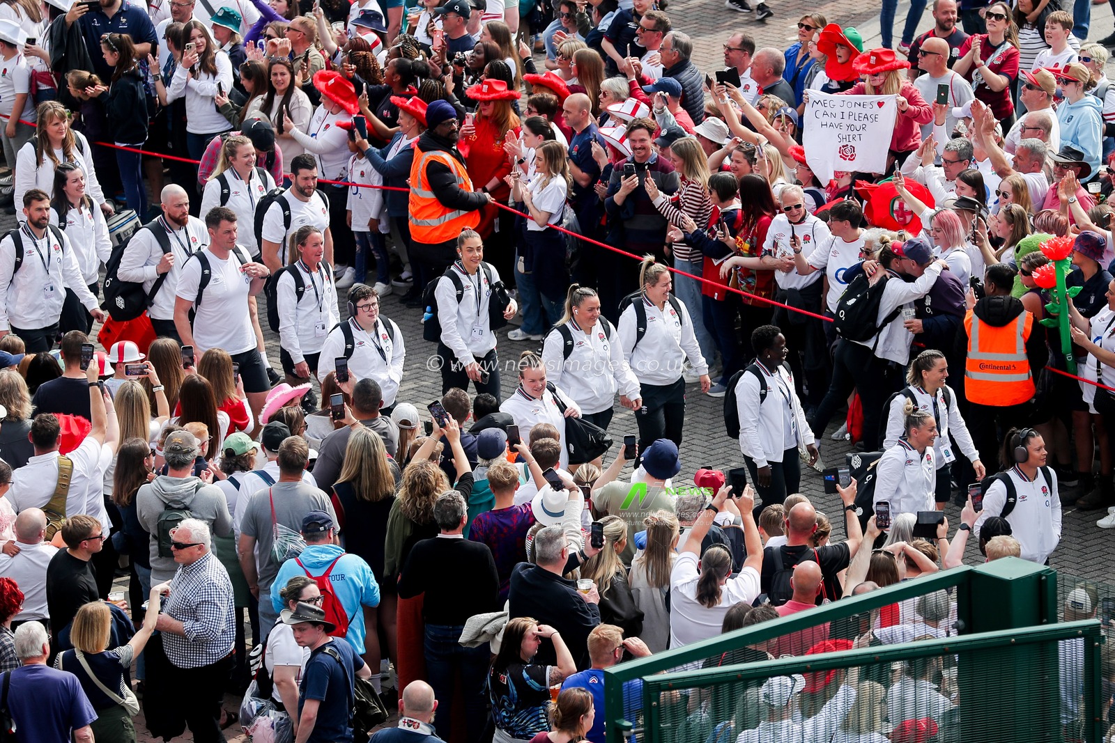 England Women arrive at Allianz Stadium prior to the 2025 Guinness Womenâ€™s Six Nations match England vs France at Allianz Stadium, Twickenham, United Kingdom, 26th April 2025

(Photo by Izzy Poles/News Images)