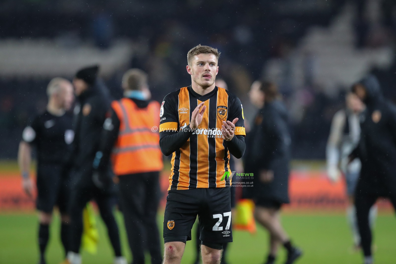 Regan Slater #27 of Hull City claps his hands and applauds the supporters at full-time after the Sky Bet Championship match Hull City vs Sunderland at MKM Stadium, Hull, United Kingdom, 17th December 2022

(Photo by James Heaton/News Images)