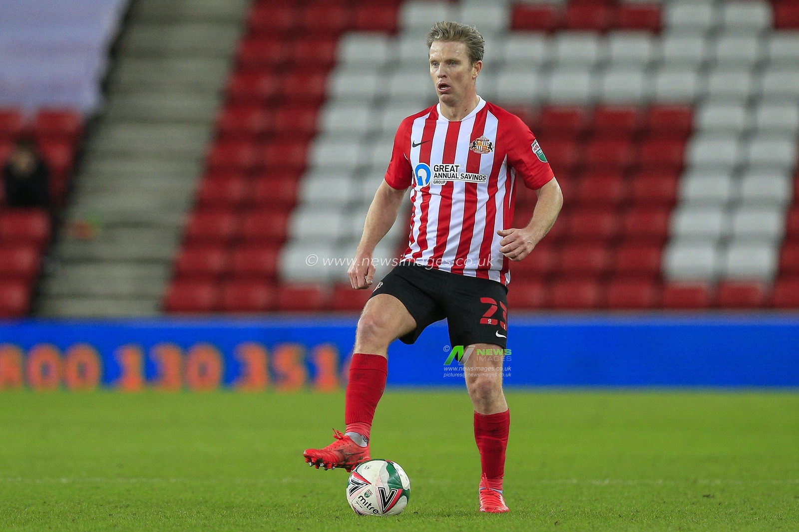 Grant Leadbitter #23 of Sunderland in possession of the ball