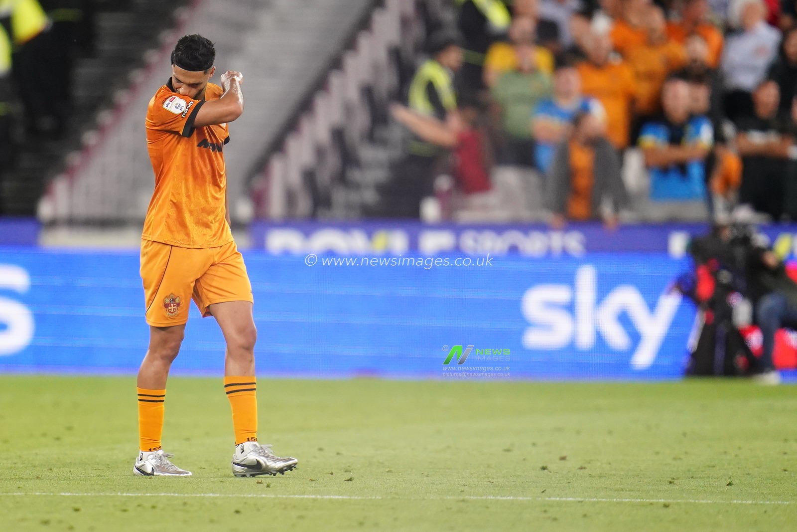 Raul Jimenez of Wolverhampton Wanderers as West Ham make it 2-0 during the Sky Bet Championship match West Ham United vs Wolverhampton Wanderers at London Stadium, London, United Kingdom on 01 September 2026

(Photo by Harvey Murphy/News Images)