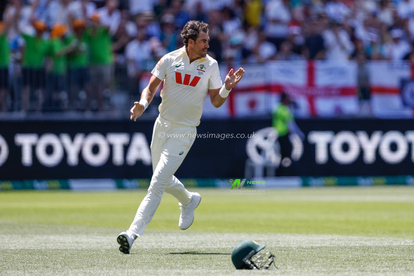 Mitch Starc of Australia celebrates the wicket of Zak Crawley of England during the NRMA Insurance Ashes First Test Day 1 Series Australia vs England at Optus Stadium, Perth, Australia, 20th November 2025

(Photo by Santanu Banik/News Images)

*** GER AUT SUI OUT ***