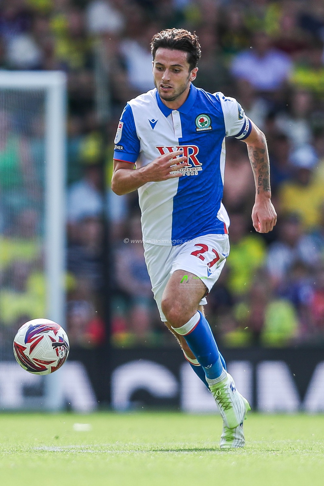 Lewis Travis of Blackburn Rovers runs with the ball during the Sky Bet Championship match Norwich City vs Blackburn Rovers at Carrow Road, Norwich, United Kingdom, 17th August 2024

(Photo by Izzy Poles/News Images)