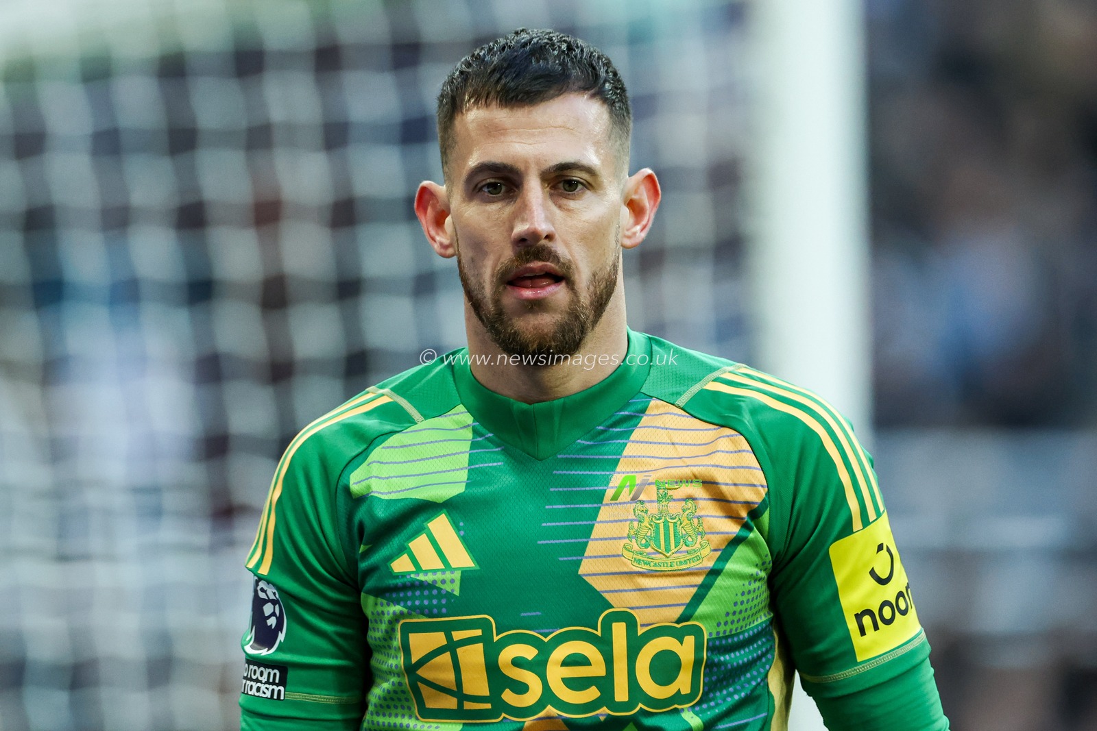 Martin Dubravka of Newcastle United looks on during the Premier League match Newcastle United vs Fulham at St. James's Park, Newcastle, United Kingdom, 1st February 2025

(Photo by Mark Cosgrove/News Images)