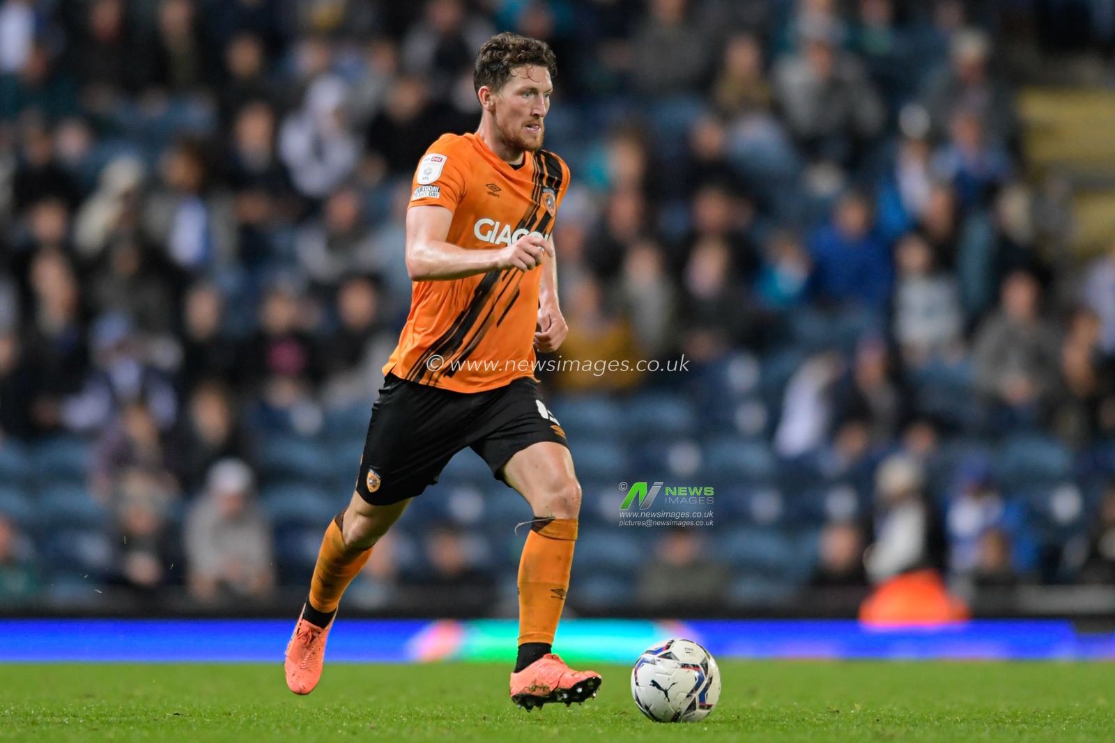 Richard Smallwood #6 of Hull City runs forward with the ball