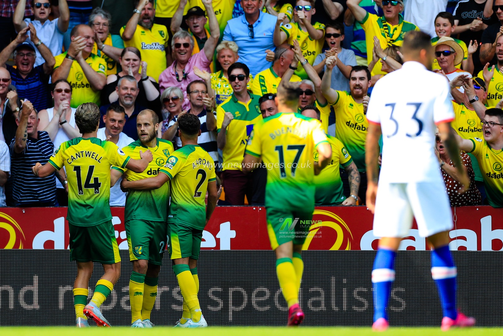 24th August 2019, Carrow Road, Norwich, England ; Premier League Football, Norwich City vs Chelsea  : Teemu Pukki (22) of Norwich City celebrates his goal to make it 2-2.


Credit: Georgie Kerr/News Images


Premier League/EFL Football images are subject to DataCo Licence