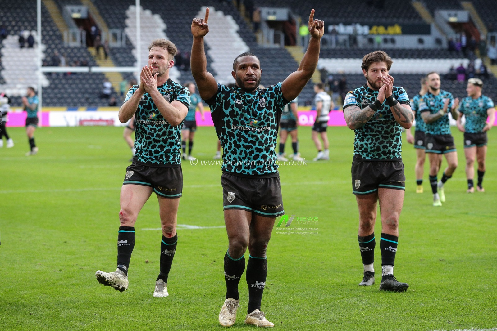 The Leigh Leopards team celebrate the win in front of their travelling fans at full time after the Betfred Super League  Round 6 match Hull FC vs Leigh Leopards at MKM Stadium, Hull, United Kingdom, 25th March 2023

(Photo by James Heaton/News Images)