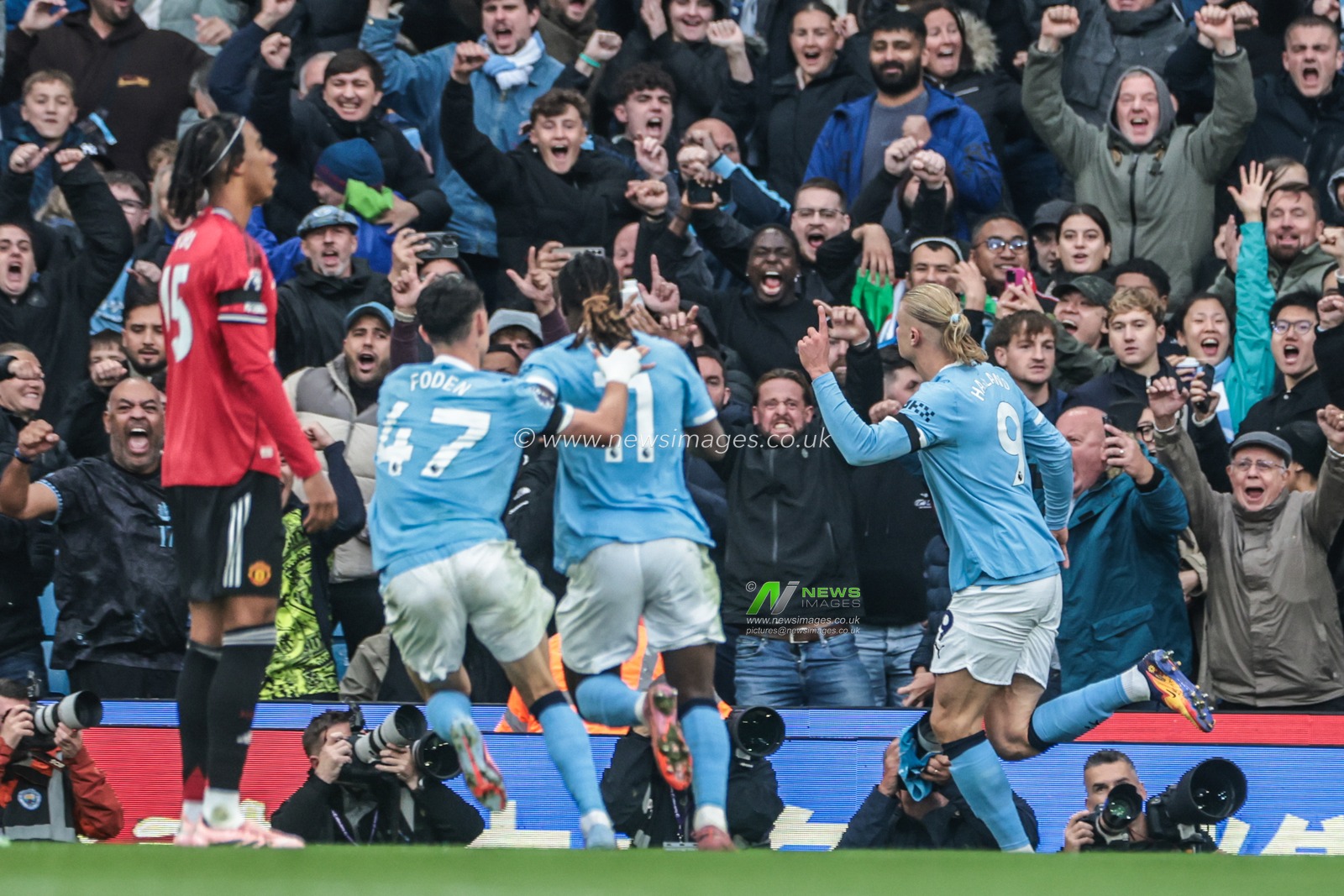 Erling Haaland of Manchester City celebrates his goal to make it 2-0 during the Premier League match Manchester City vs Manchester United at Etihad Stadium, Manchester, United Kingdom, 14th September 2025

(Photo by Mark Cosgrove/News Images)