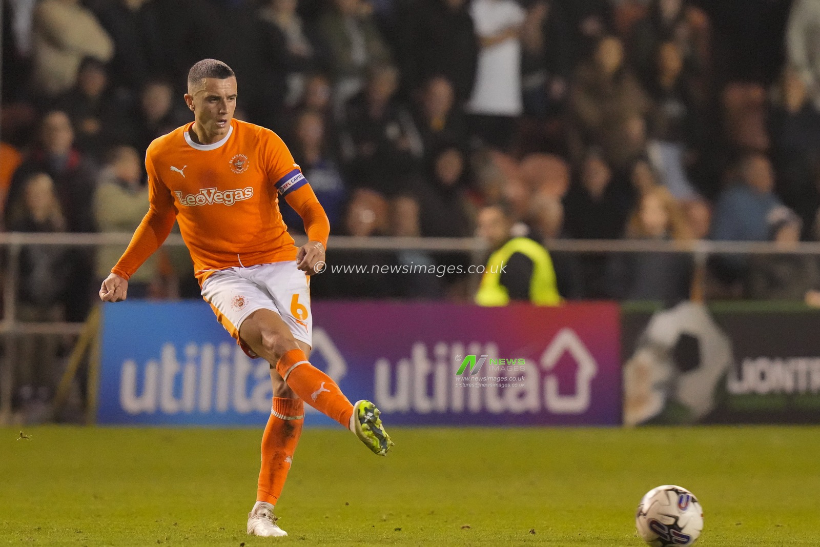 Oliver Norburn #6 of Blackpool passes the ball during the Sky Bet League 1 match Blackpool vs Derby County at Bloomfield Road, Blackpool, United Kingdom, 3rd October 2023

(Photo by Steve Flynn/News Images)