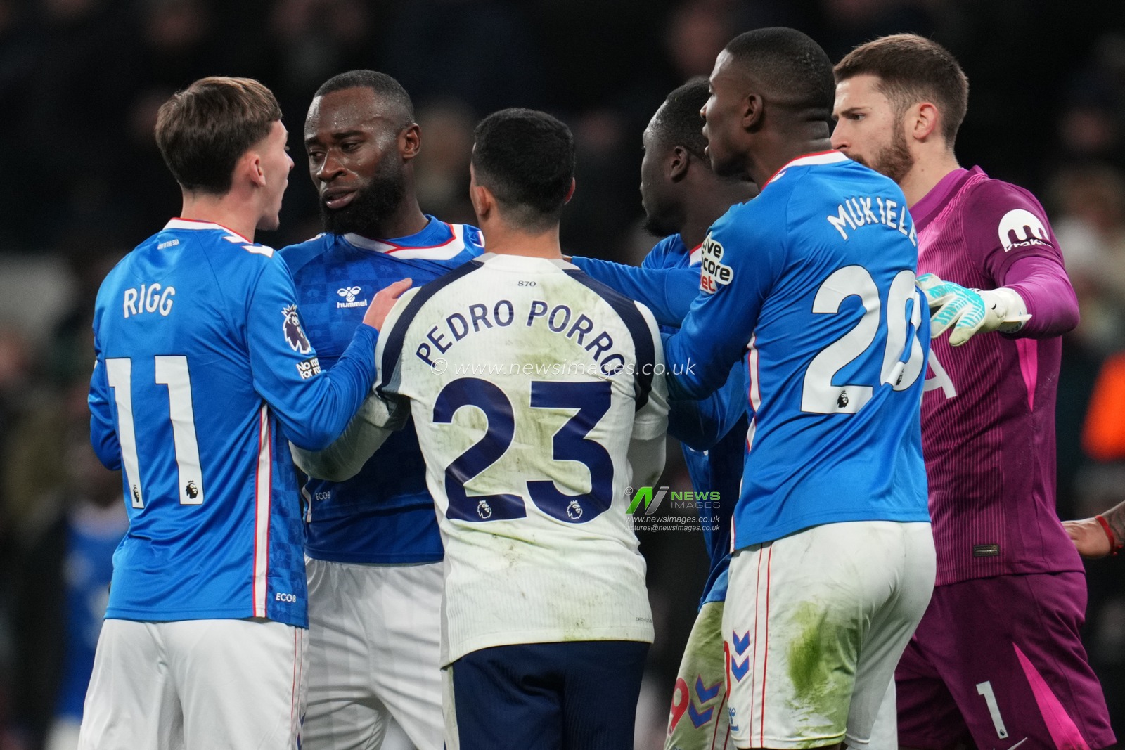 Tottenham and Sunderland players at full time during the Premier League match Tottenham Hotspur vs Sunderland at Tottenham Hotspur Stadium, London, United Kingdom, 4th January 2026

(Photo by Harvey Murphy/News Images)

*** GER AUT SUI OUT ***