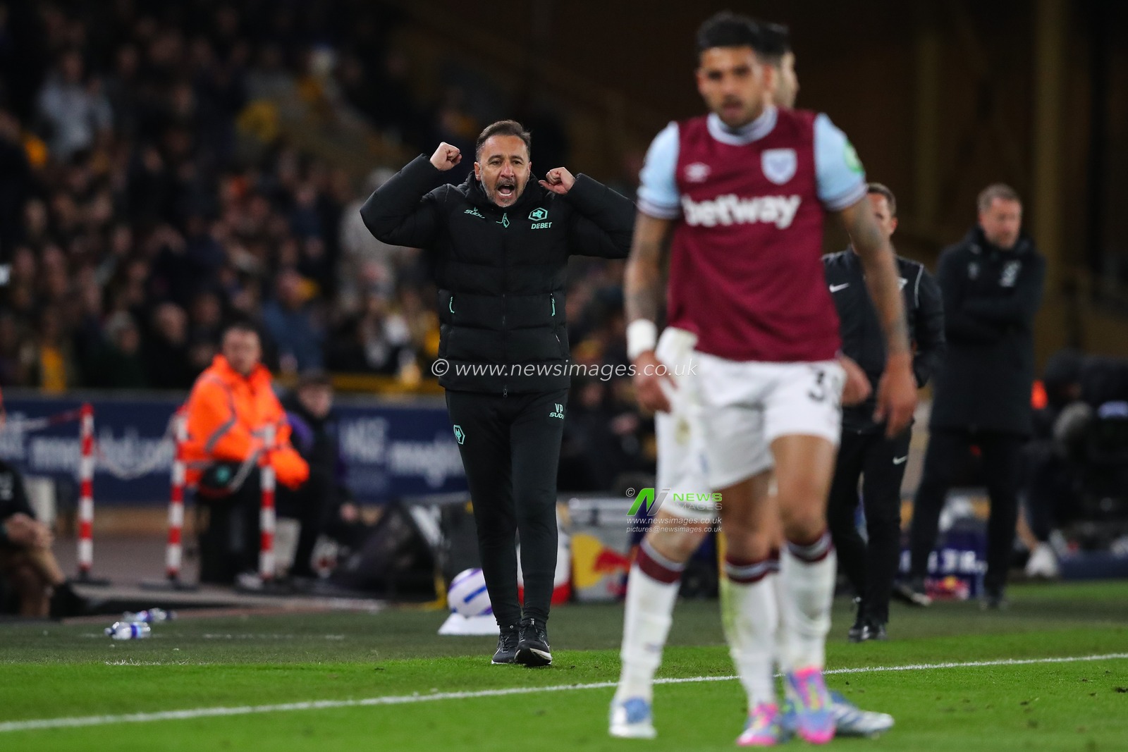 Vitor Pereira head coach of Wolverhampton Wanderers reacts during the Premier League match Wolverhampton Wanderers vs West Ham United at Molineux, Wolverhampton, United Kingdom, 1st April 2025

(Photo by Gareth Evans/News Images)