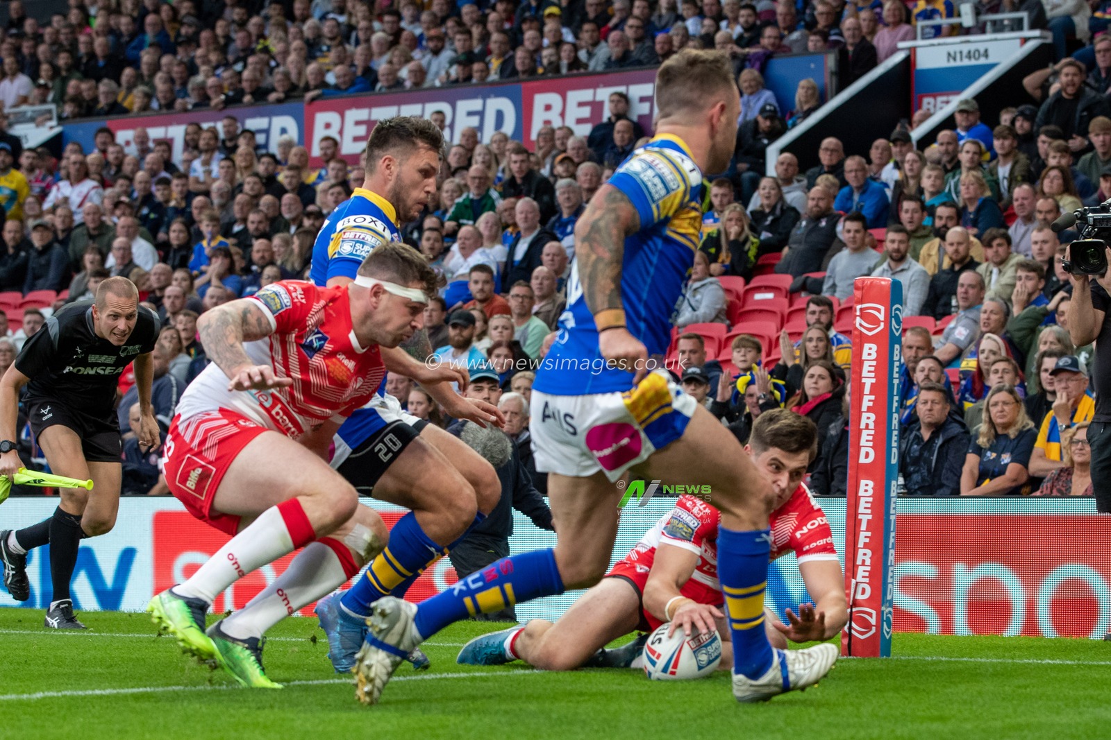 Joe Bennison #27 of St Helens goes over for a try and makes the score 10-0 during the 25th Betfred Super League Grand Final match St Helens vs Leeds Rhinos at Old Trafford, Manchester, United Kingdom, 23rd September 2022

(Photo by James Heaton/News Images)