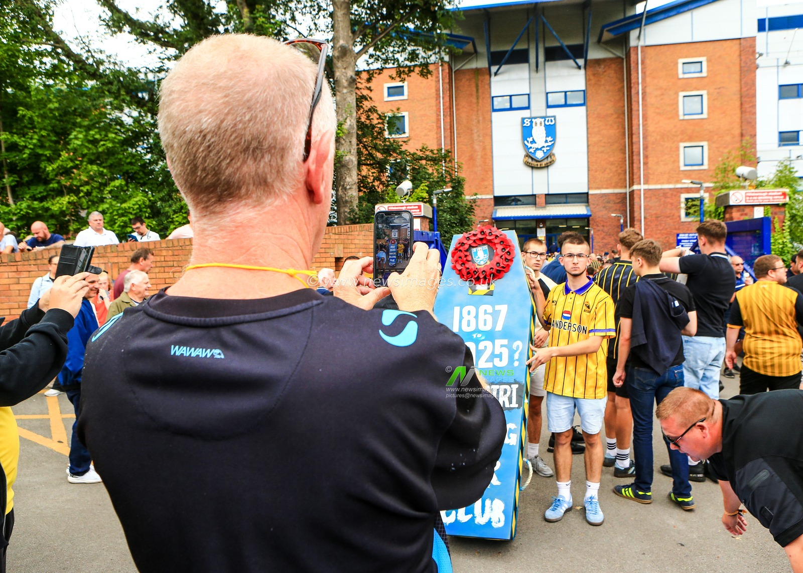 Sheffield Wednesday fans protest outside during the Sky Bet Championship match Sheffield Wednesday vs Stoke City at Hillsborough, Sheffield, United Kingdom, 16th August 2025

(Photo by Richard Bierton/News Images)