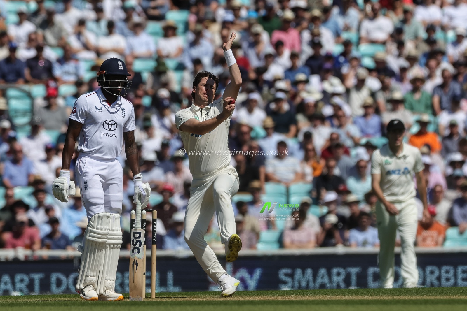 Matt Henry of New Zealand delivers the ball during the 2nd Rothesay Test Match Day 3 match England vs New Zealand at The Kia Oval, London, United Kingdom on 19 June 2026

(Photo by Mark Cosgrove/News Images)