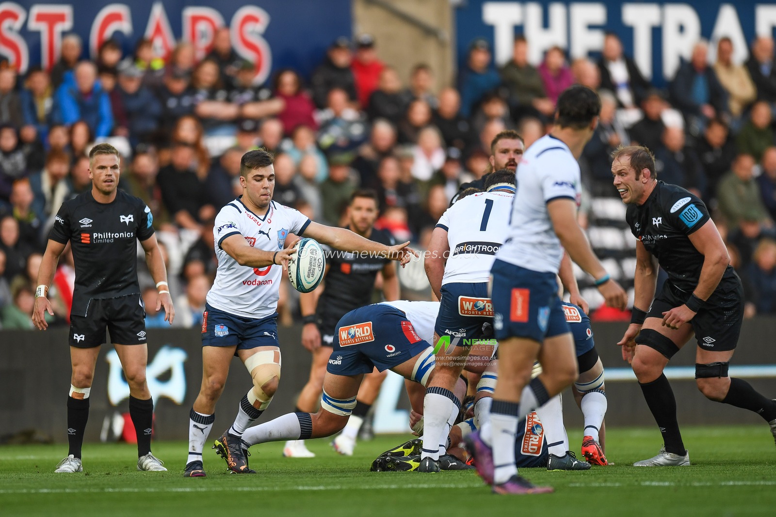 Zak Burger of Vodacom Bulls,clears his defence