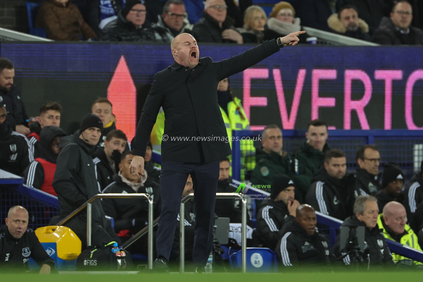 Sean Dyche manager of Everton gives his players instructions during the Carabao Cup Quarter Final match Everton vs Fulham at Goodison Park, Liverpool, United Kingdom, 19th December 2023

(Photo by Mark Cosgrove/News Images)
