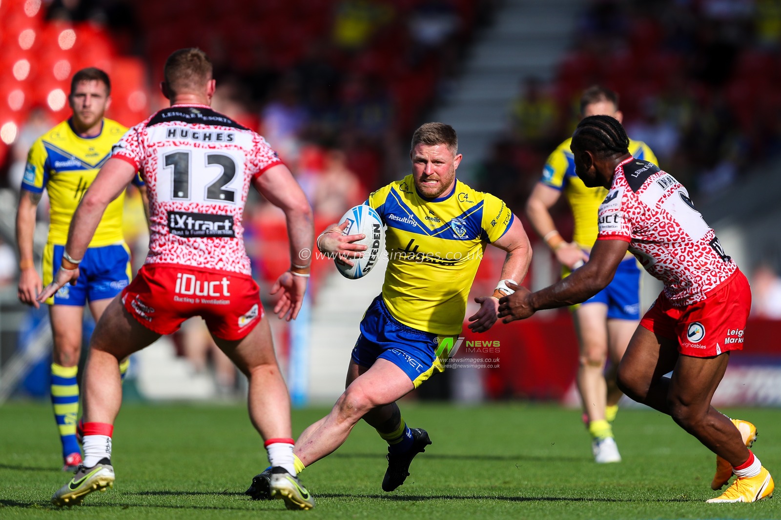Luke Yates of Warrington Wolves breaks with the ball during the Betfred Challenge Cup Semi-final match Warrington Wolves vs Leigh Leopards at Totally Wicked Stadium, St Helens, United Kingdom, 11th May 2025

(Photo by Gareth Evans/News Images)