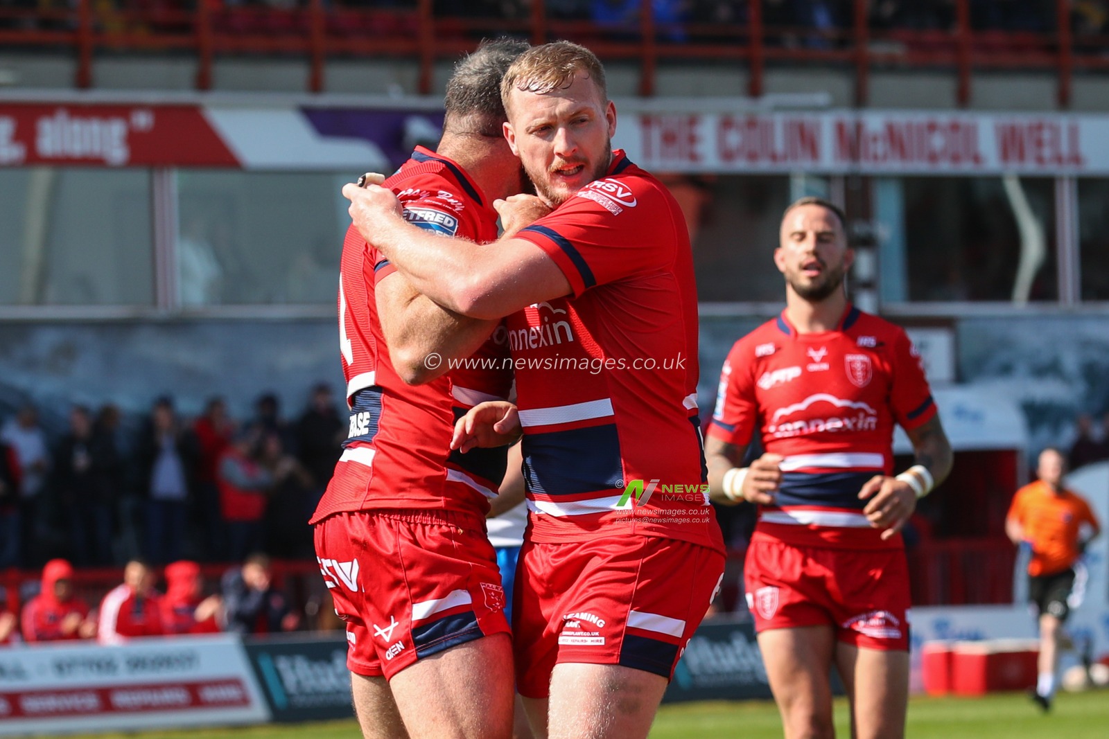 Kane Linnett #12 is congratulated by Jordan Abdull #7 of Hull KR