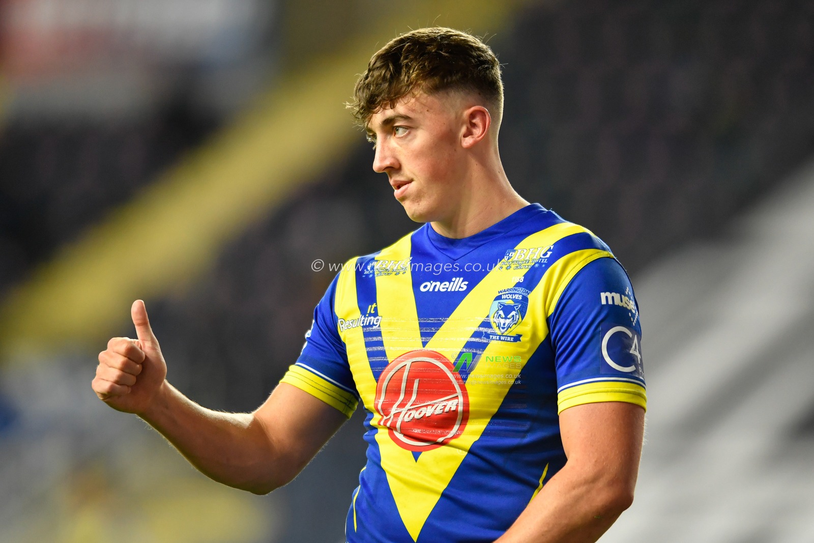 Matty Ashton (26) of Warrington Wolves gives a thumbs up to his team mates