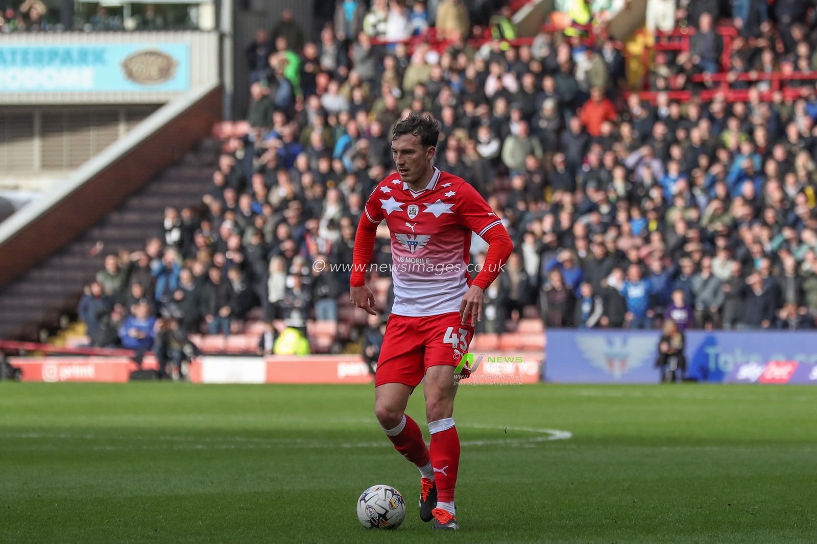 Josh Earl of Barnsley during the Sky Bet League 1 match Barnsley vs Derby County at Oakwell, Barnsley, United Kingdom, 24th February 2024

(Photo by Alfie Cosgrove/News Images)