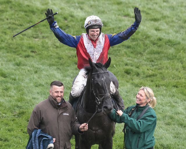 Mr Hope Street ridden by Harry Skelton wins the 14:30 William Hill Handicap Chase during the 2026 Randox Grand National Day at Aintree Racecourse, Aintree, United Kingdom on 11 April 2026

(Photo by Mark Cosgrove/News Images)