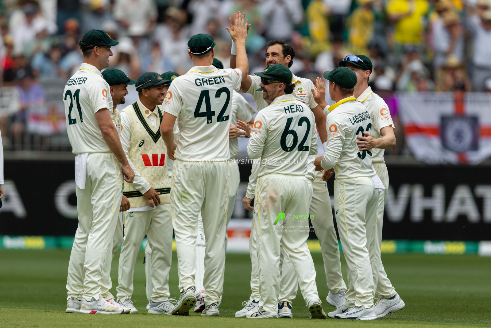 Mitch Starc of Australia is congratulated by his team mates after taking a wicket during the NRMA Insurance Ashes First Test Day 2 Australia vs England at Optus Stadium, Perth, Australia, 22nd November 2025

(Photo by Santanu Banik/News Images)

*** GER AUT SUI OUT ***