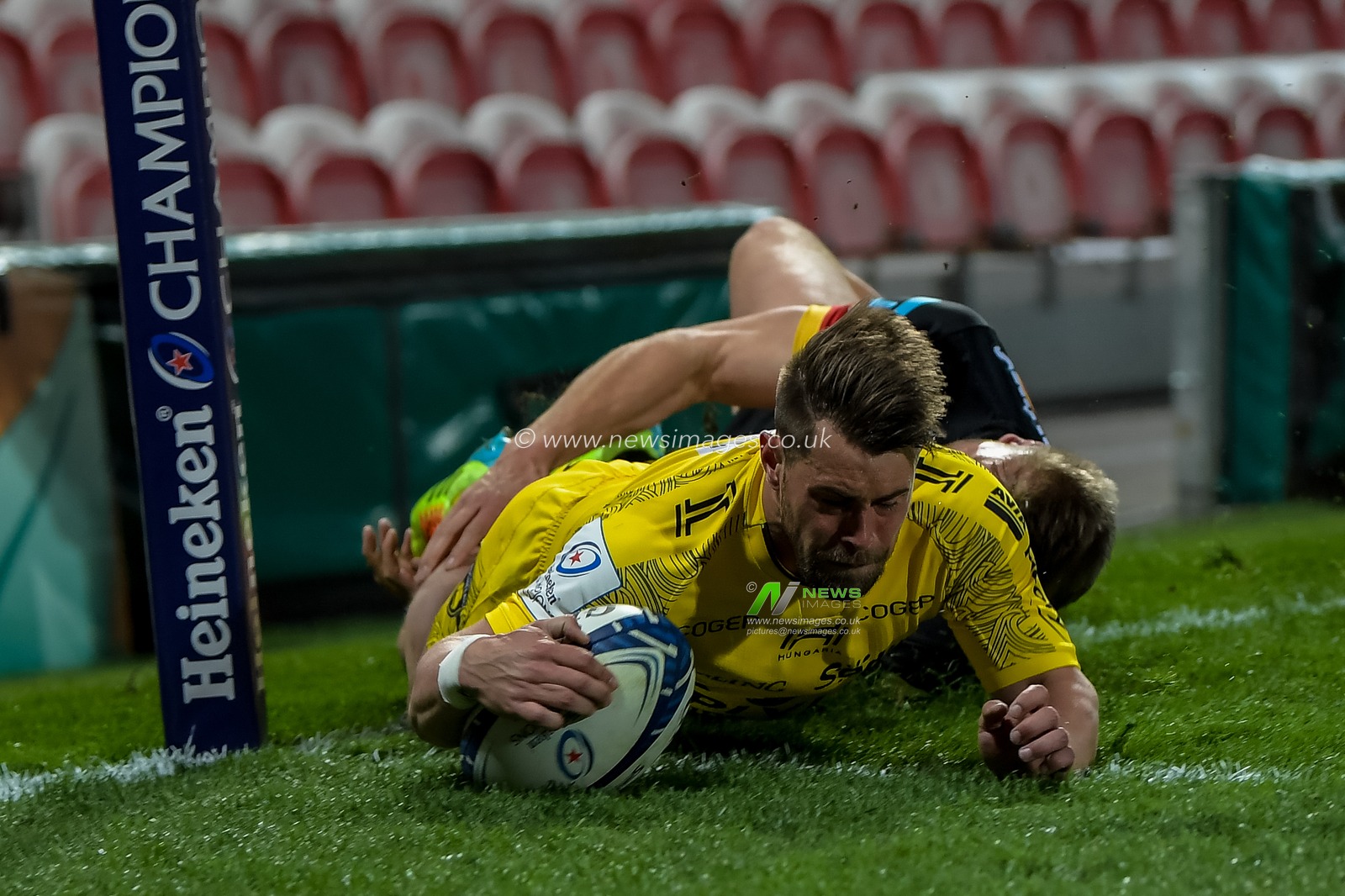 Jules  Favre #11 of La Rochelle goes over for a try to make it 6-13 to La Rochelle
