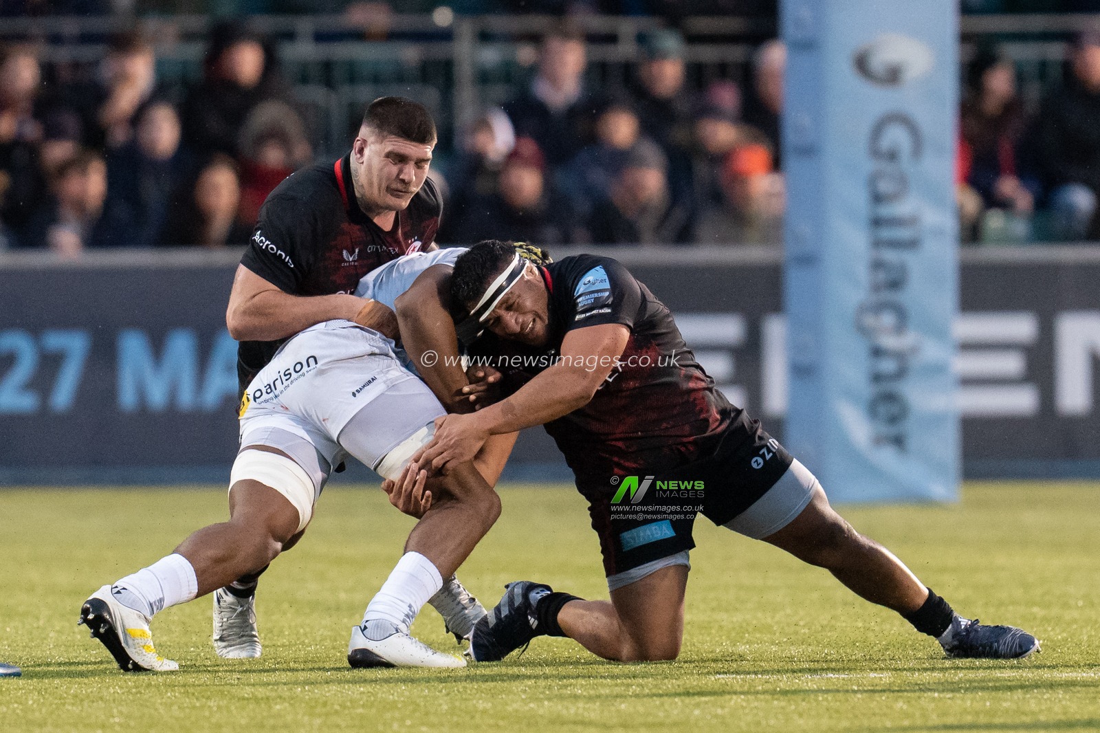 Mako Vunipola #1 of Saracens tackles  Christ Tshiunza #7 of Exeter Chiefs during the Gallagher Premiership match Saracens vs Exeter Chiefs at StoneX Stadium, London, United Kingdom, 31st December 2022

(Photo by Richard Washbrooke/News Images)