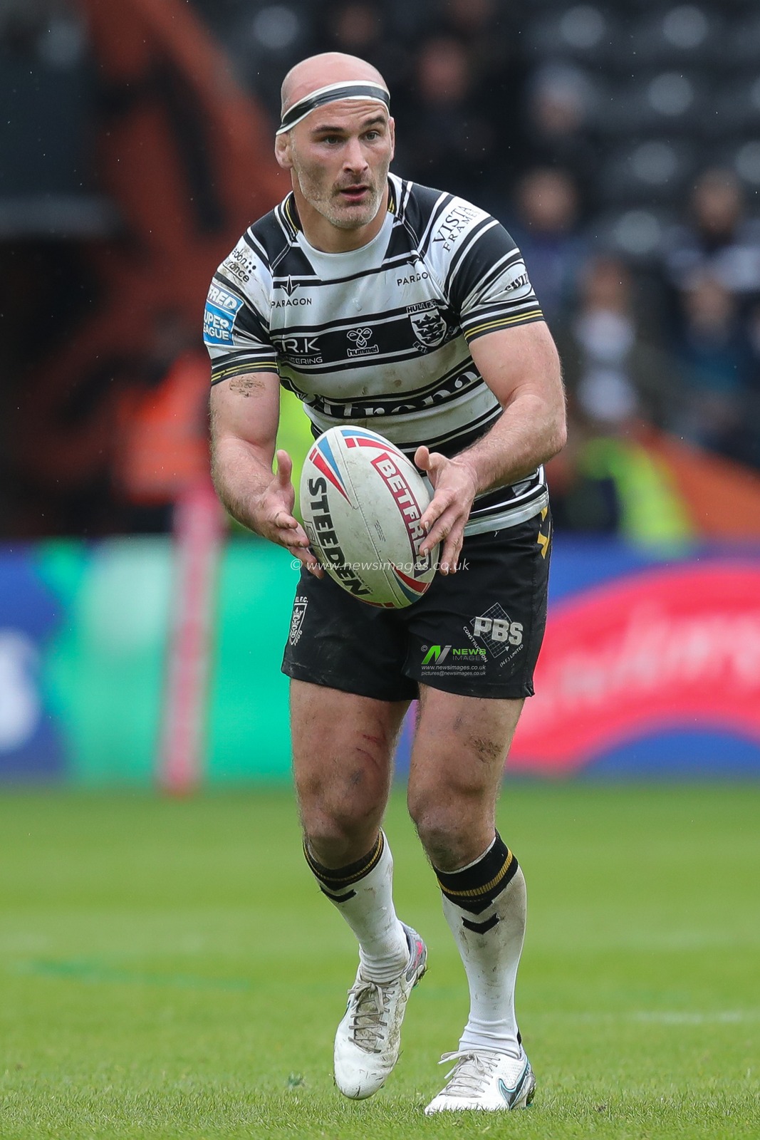 Danny Houghton #9 of Hull FC runs with the ball during the Betfred Super League Round 10 match Hull FC vs Huddersfield Giants at MKM Stadium, Hull, United Kingdom, 23rd April 2023

(Photo by James Heaton/News Images)
