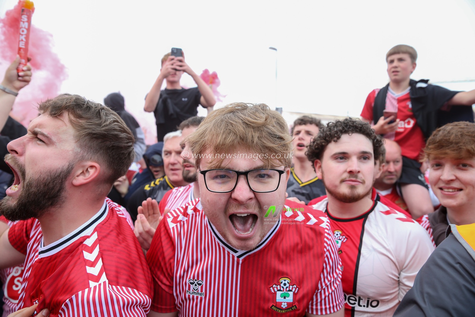 Southampton welcome the team bus ahead of the Sky Bet Championship Play-Off Semi-Final Second Leg match Southampton vs West Bromwich Albion at St Mary's Stadium, Southampton, United Kingdom, 17th May 2024

(Photo by Gareth Evans/News Images)