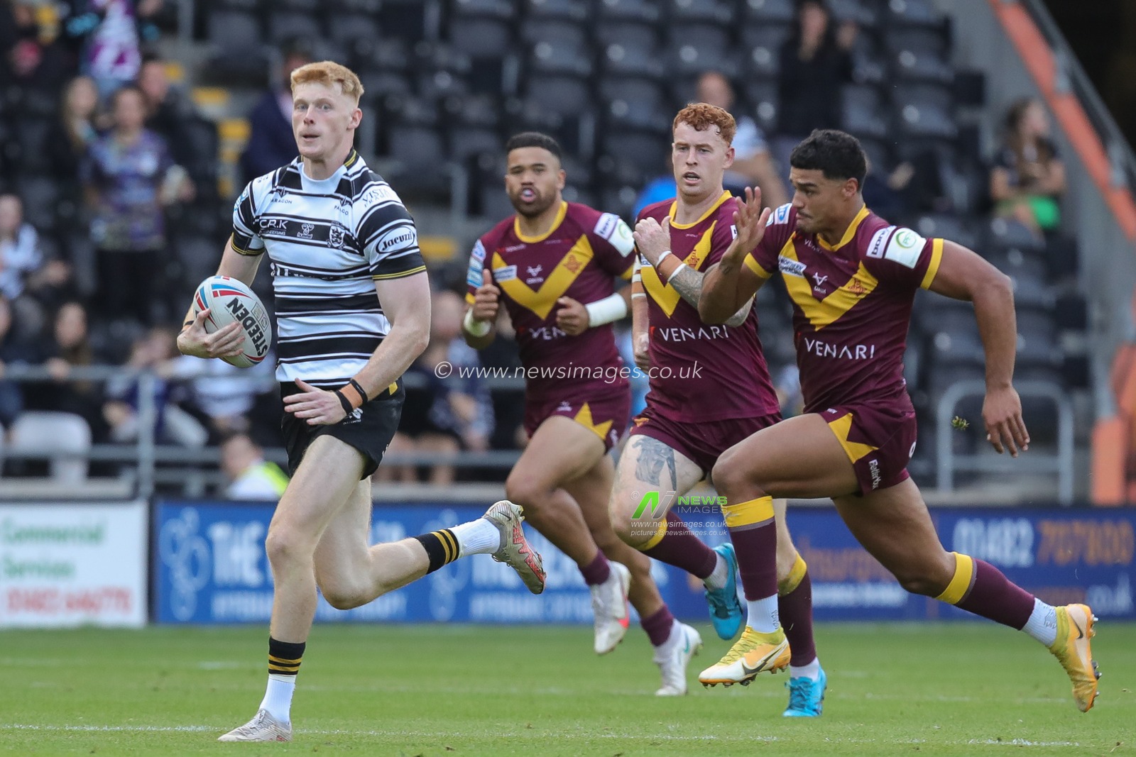 Harvey Barron #26 of Hull FC in action during the Betfred Super League Round 26 match Hull FC vs Huddersfield Giants at MKM Stadium, Hull, United Kingdom, 16th September 2023

(Photo by James Heaton/News Images)