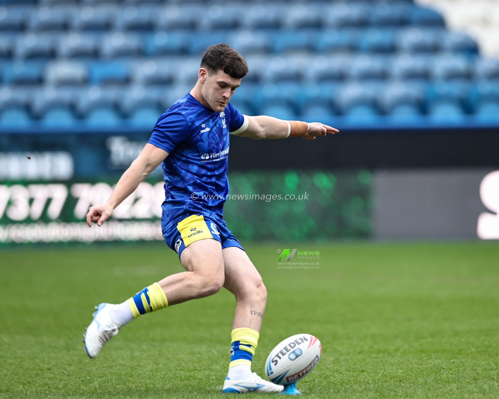 Josh Thewlis of Warrington Wolves in the pre-game warm up during the Betfred Super League Round 1 match Huddersfield Giants vs Warrington Wolves at John Smith's Stadium, Huddersfield, United Kingdom, 16th February 2025

(Photo by Mark Cosgrove/News Images)