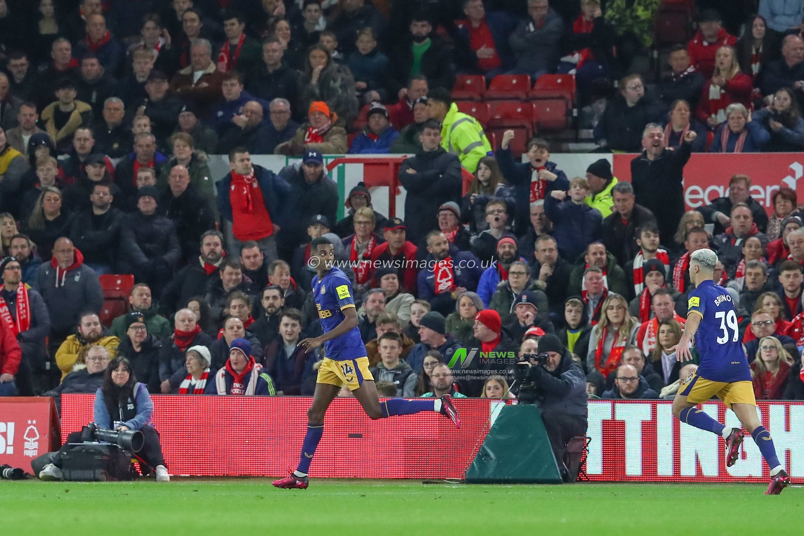 Alexander Isak #14 of Newcastle United celebrates his goal to make it 1-1 during the Premier League match Nottingham Forest vs Newcastle United at City Ground, Nottingham, United Kingdom, 17th March 2023

(Photo by Gareth Evans/News Images)