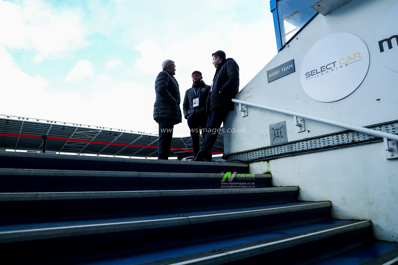Steve Bruce of Blackpool arrives at the Select Car Leasing Stadium prior to during the Sky Bet League 1 match Reading vs Blackpool at Select Car Leasing Stadium, Reading, United Kingdom, 14th December 2024

(Photo by Izzy Poles/News Images)