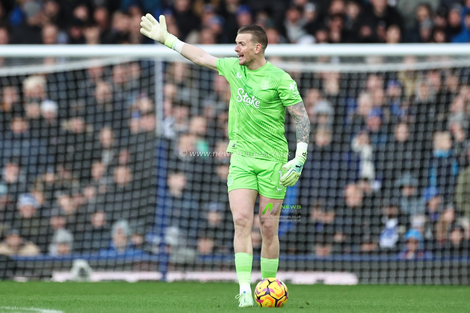 Jordan Pickford of Everton gives his teammates instructions during the Premier League match Everton vs Chelsea at Goodison Park, Liverpool, United Kingdom, 22nd December 2024

(Photo by Mark Cosgrove/News Images)