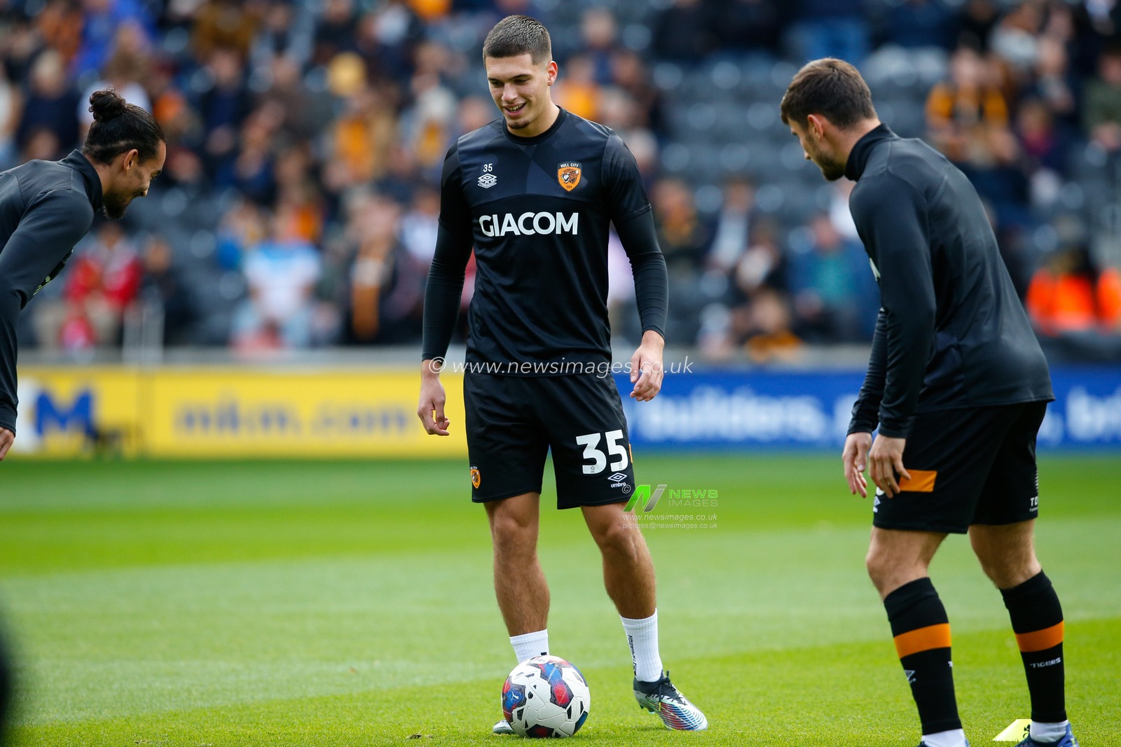 Xavier Simons #35 of Hull City warms up before the Sky Bet Championship match Hull City vs Birmingham City at MKM Stadium, Hull, United Kingdom, 16th October 2022

(Photo by Ben Early/News Images)