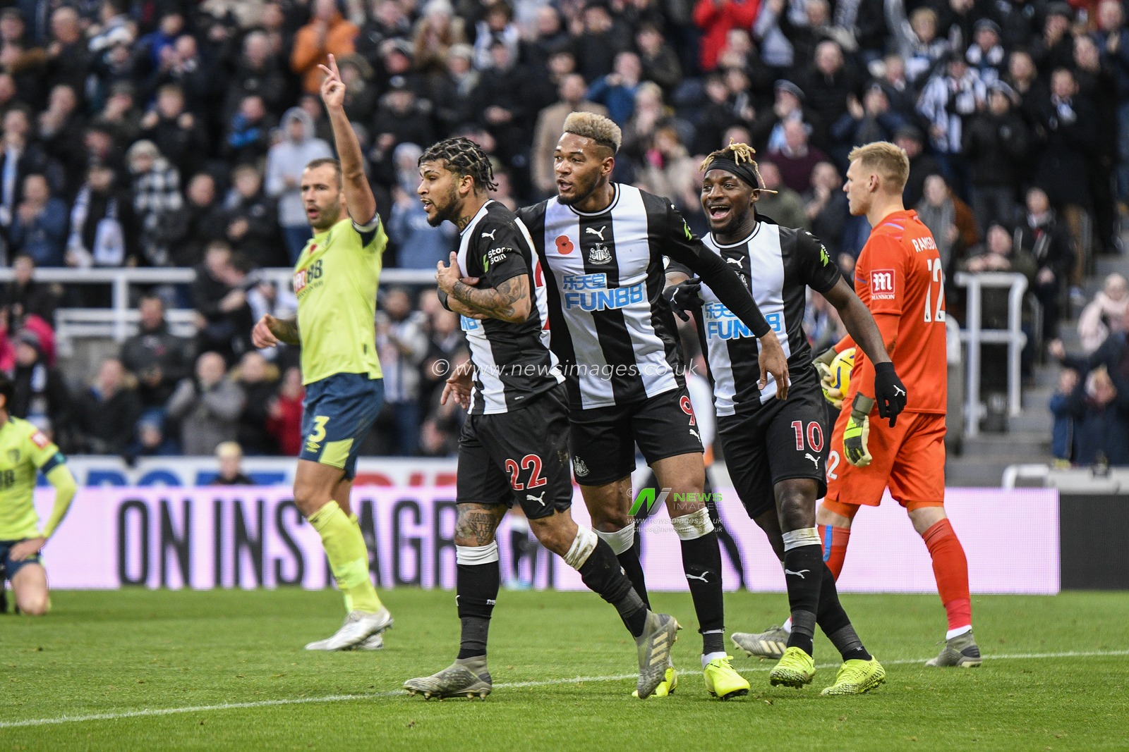 9th November 2019, St. James's Park, Newcastle, England; Premier League, Newcastle United v Bournemouth : DeAndre Yedlin (22) of Newcastle United celebrates with his team mates after scoring a goal

Credit: Iam Burn/News Images